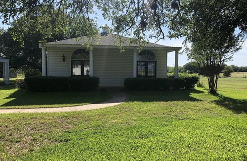 Salado House | Charming Cottage Retreat on 57 Acre Family Farm