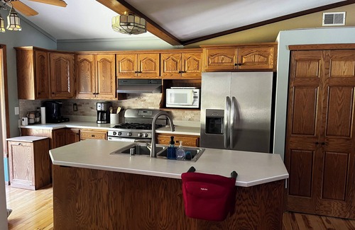 Harshaw Cottage | Charming Cottage Retreat on Bearskin Lake with Breakfast