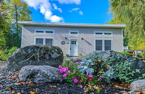Newport Cottage | Exceptional Cozy Cottage: Guest Rated 9.8, Pet-Friendly Retreat