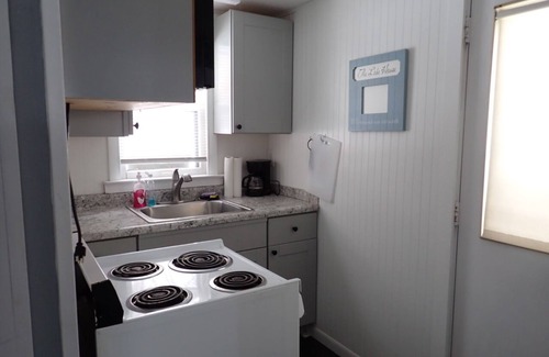 White Cloud Cottage | Charming Cottage Retreat at Robinson Lake with Spa Access