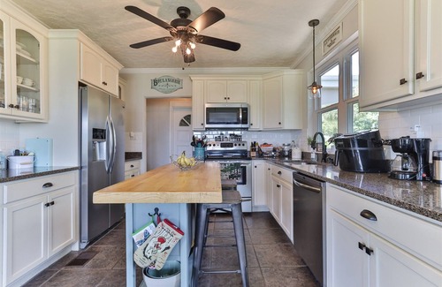 Holly Hill Cottage | Idyllic Cottage Retreat by the River with Spa & Hot Tub
