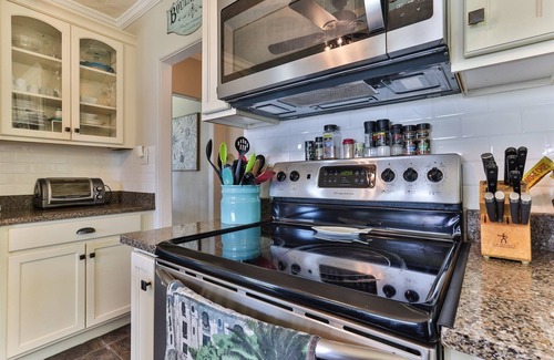 Holly Hill Cottage | Idyllic Cottage Retreat by the River with Spa & Hot Tub