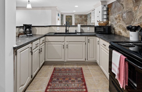 Maggie Valley Cottage | Charming Creekside Cottage: Guest Rated 9.6 with Hot Tub