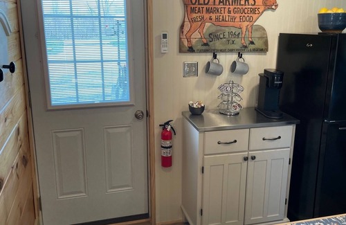 Dola Cottage | Idyllic Cottage Retreat with Ocean View & Family Amenities