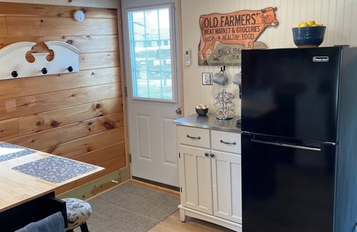 Dola Cottage | Idyllic Cottage Retreat with Ocean View & Family Amenities