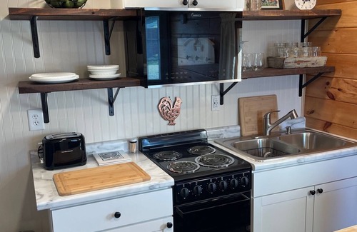 Dola Cottage | Idyllic Cottage Retreat with Ocean View & Family Amenities
