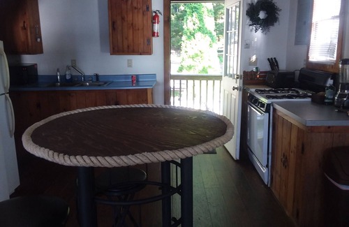 Manchester House | Serene Cottage by Lake Cobbosseecontee with Pool & Breakfast