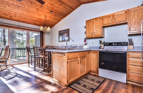 St Germain Cabin | Charming Cottage with Lake Views and Breakfast Included!