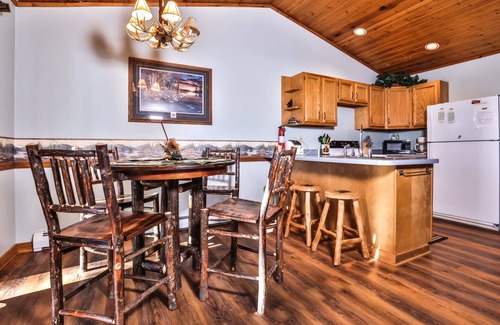 St Germain Cabin | Charming Cottage with Lake Views and Breakfast Included!