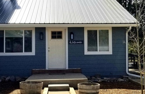 Durango House | Idyllic Cottage with Pool & Lake View for Couples