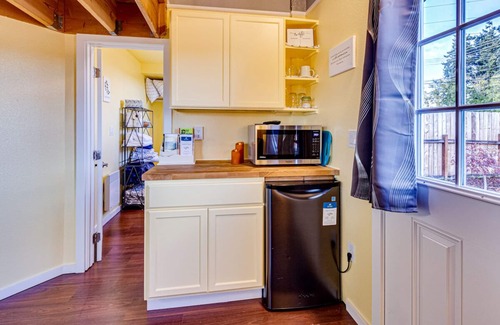 Sequim Apartment | Relax at Wise Old Owl Garden Retreat Cottage with Pool & Breakfast