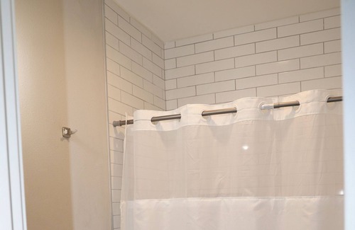 Zavalla Cottage | Inviting Cottage Retreat Near the Lake with Unique Amenities