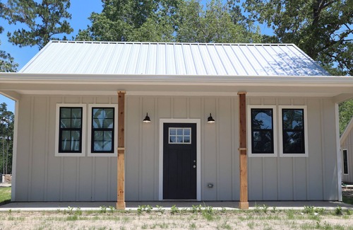 Zavalla Cottage | Inviting Cottage Retreat Near the Lake with Unique Amenities