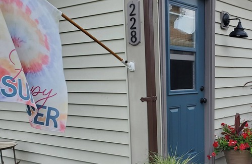Lake Erie Beach Cottage | Charming Cottage Steps from Lake Erie with Spa & Hot Tub
