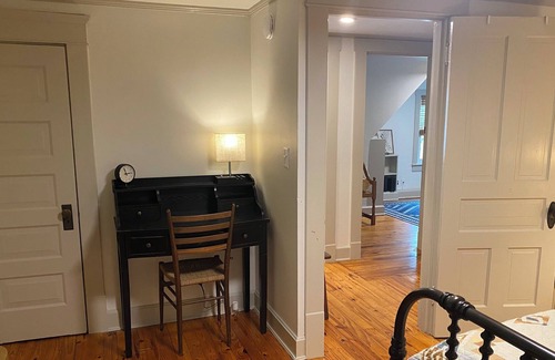 Athens House | Charming Cottage Near Uptown Athens & OU Campus