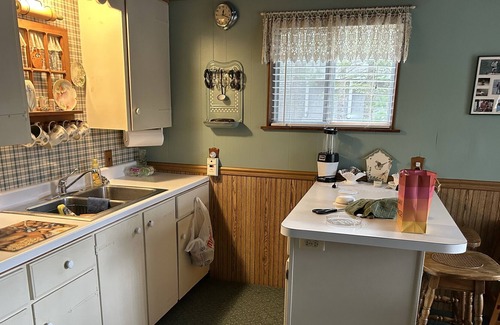 Gladwin Cabin | Charming Ocean View Cottage - Perfect for Families