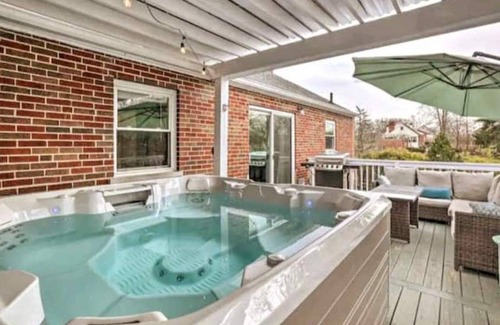 Anderson Township House | Cozy Comfy Cottage with Hot Tub & Spa Experience