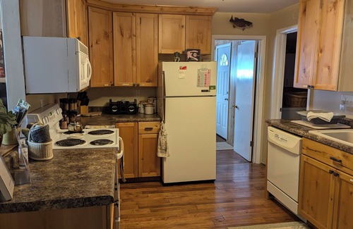 White Pine House | Inviting Cottage with Hot Tub & EV Charger - Rated 9.6/10