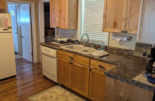 White Pine House | Inviting Cottage with Hot Tub & EV Charger - Rated 9.6/10