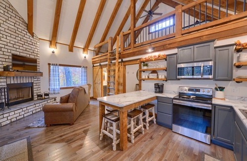 Carbon Hill Cottage | Inviting Cottage with Spa, Breakfast & Hot Tub - Guest Rated 9.8