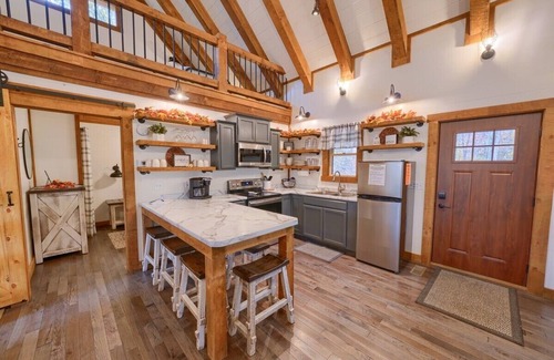 Carbon Hill Cottage | Inviting Cottage with Spa, Breakfast & Hot Tub - Guest Rated 9.8