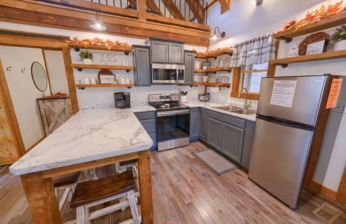 Carbon Hill Cottage | Inviting Cottage with Spa, Breakfast & Hot Tub - Guest Rated 9.8