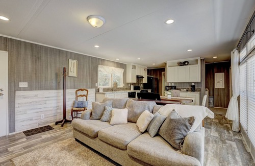 Norman Cottage | Charming Cottage Retreat with Hot Tub by Lake Thunderbird