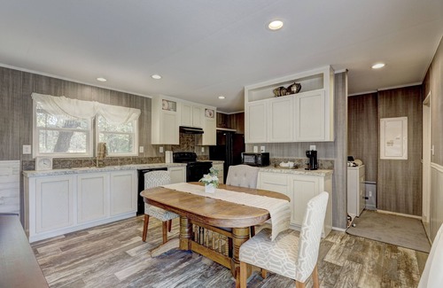 Norman Cottage | Charming Cottage Retreat with Hot Tub by Lake Thunderbird