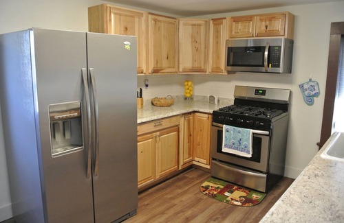 Two Rivers Cottage | Cozy cottage with lakeviews, steps from Waverly Inn.