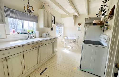 Suttons Bay Cottage | Charming Cottage with Private Pond Near Casino and Bay