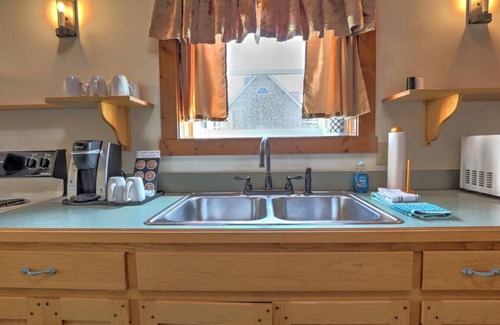 Millersburg Cottage | Inviting Cottage with Resort Pool & Pet-Friendly Amenities