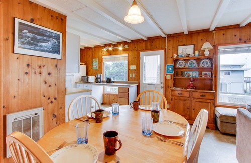 Florence House | Cozy Cottage with Amazing Ocean Views - Pet Friendly Retreat