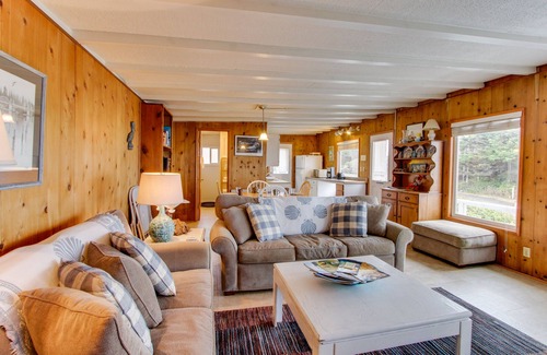 Florence House | Cozy Cottage with Amazing Ocean Views - Pet Friendly Retreat