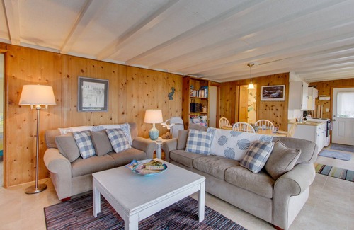Florence House | Cozy Cottage with Amazing Ocean Views - Pet Friendly Retreat