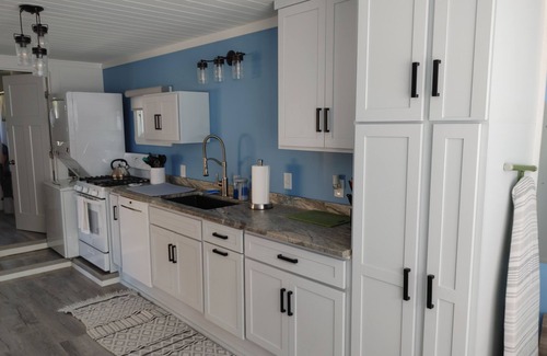 Mid-Coast and Islands Cottage | Charming Cottage with Scenic Views of Stover's Cove