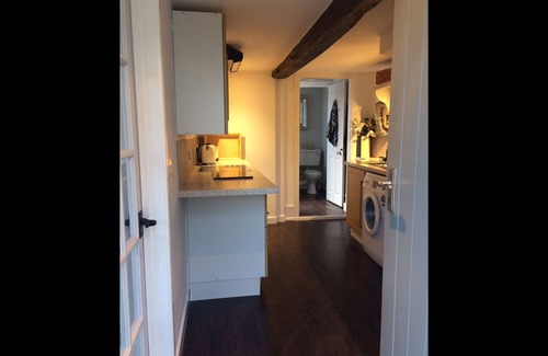 Herstmonceux Cottage | Inviting Cottage with Kitchen, Courtyard & 9.8 Guest Rating