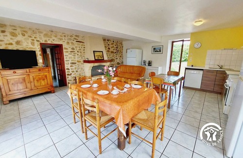 Saint-Ouen-des-Toits Cottage | Cozy Gite Saint-Ouën-des-Toits with Spa & Family Amenities