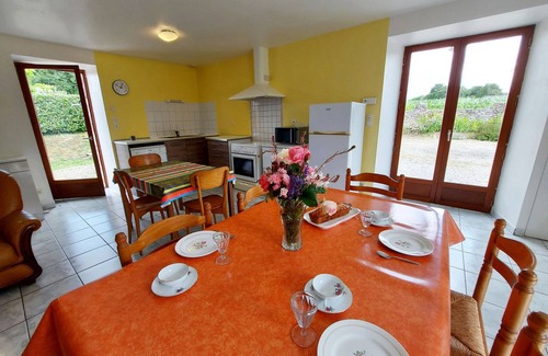 Saint-Ouen-des-Toits Cottage | Cozy Gite Saint-Ouën-des-Toits with Spa & Family Amenities