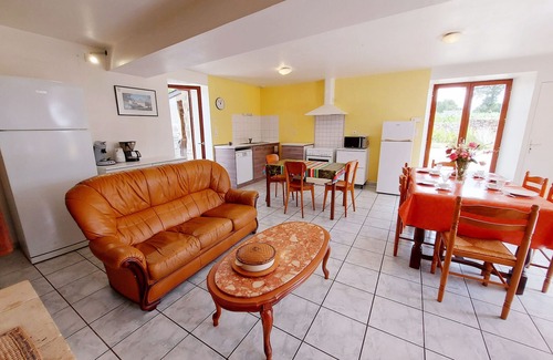 Saint-Ouen-des-Toits Cottage | Cozy Gite Saint-Ouën-des-Toits with Spa & Family Amenities