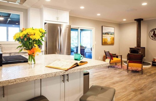 Sebastopol House | Cozy 2BR Country Cottage Near Rolling Vineyards - Rated 9/10