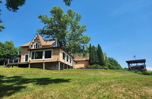 Hampstead House | Cozy country house with water front views.