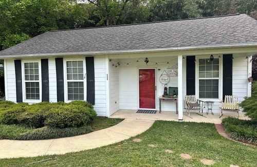Saks Apartment | Inviting Country Retreat Near Adventure and Great Dining