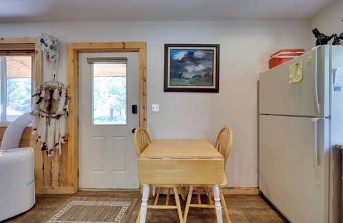 Boise Cabin | Inviting Robie Creek Park Cabin with Spa & Breakfast