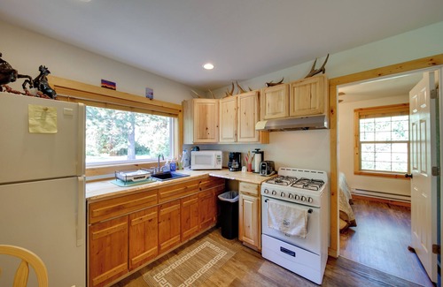 Boise Cabin | Inviting Robie Creek Park Cabin with Spa & Breakfast