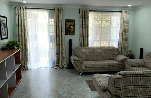 Gisambai House | Charming Countryside Cottage Near Scenic Hiking Trails