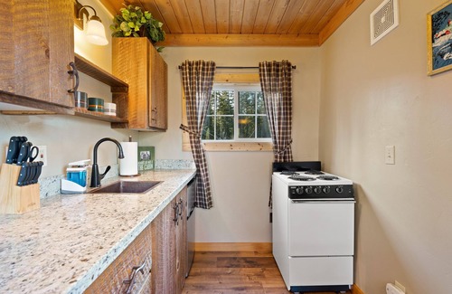 Kalispell Cabin | Pet-Friendly Couples Cabin with Epic Mountain Views