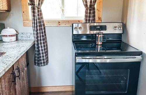 Kalispell Cabin | Pet-Friendly Couples Cabin with Epic Mountain Views