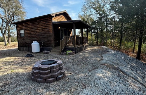 Fort Towson Cabin | Cozy Creek cabin in charming Fort Towson with WiFi access
