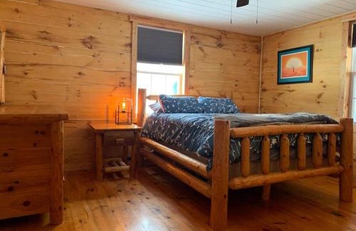 Laurelville House | Inviting Creekside Cabin: Perfect for Families and Pets