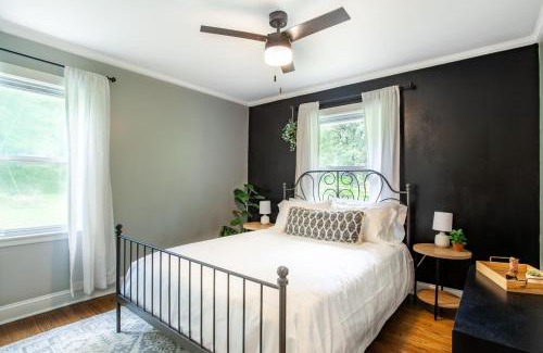 Knoxville House | Inviting Creekside Rancher in Downtown Knoxville
